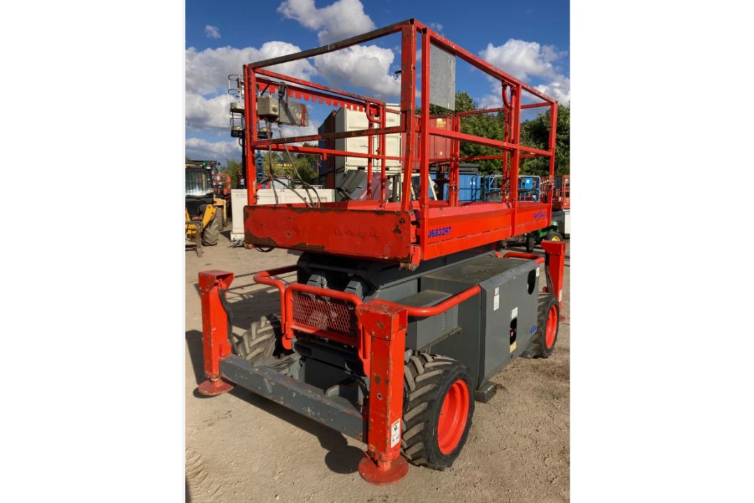 2011 SKYJACK SJ6832 SELF-PROPELLED SCISSOR LIFT – 11.7 METRE WORKING HEIGHT - Image 12 of 13