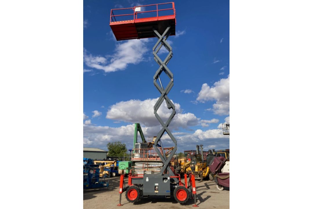 2011 SKYJACK SJ6832 SELF-PROPELLED SCISSOR LIFT – 11.7 METRE WORKING HEIGHT - Image 4 of 13