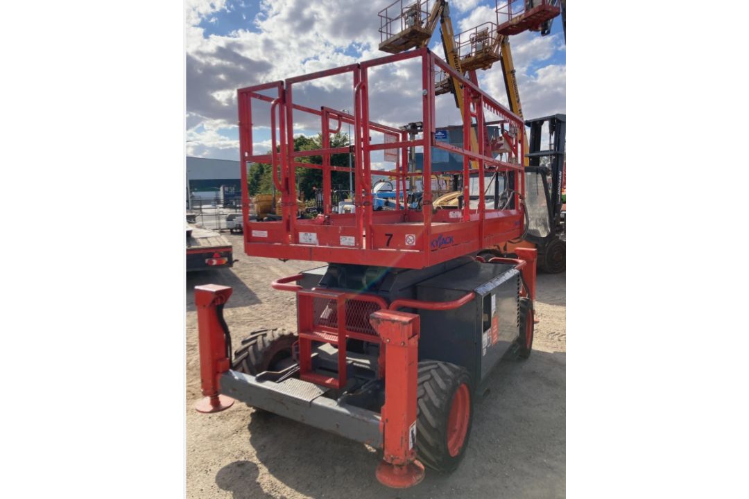 2011 SKYJACK SJ6832 SELF-PROPELLED SCISSOR LIFT – 11.7 METRE WORKING HEIGHT - Image 8 of 13