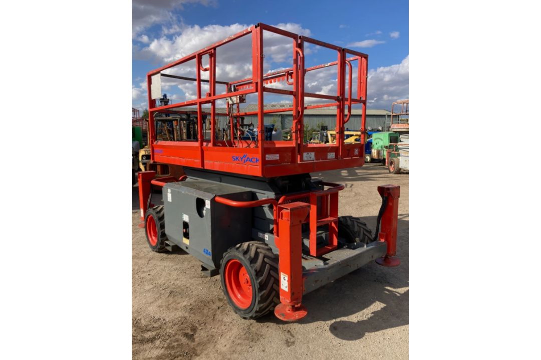 2011 SKYJACK SJ6832 SELF-PROPELLED SCISSOR LIFT – 11.7 METRE WORKING HEIGHT - Image 6 of 13