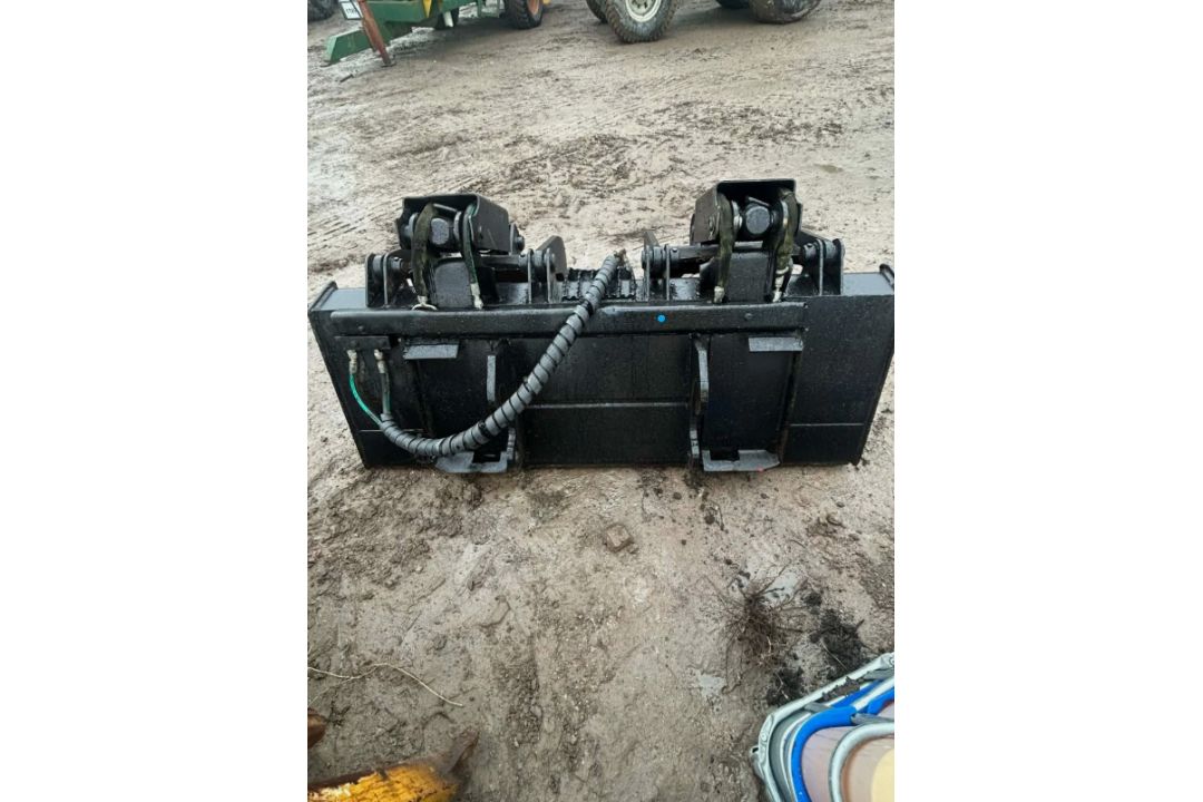 INDUSTRIAL BUCKET & GRAPPLE – TWIN GRAB SKID STEER / BOBCAT LOADER - Image 11 of 12