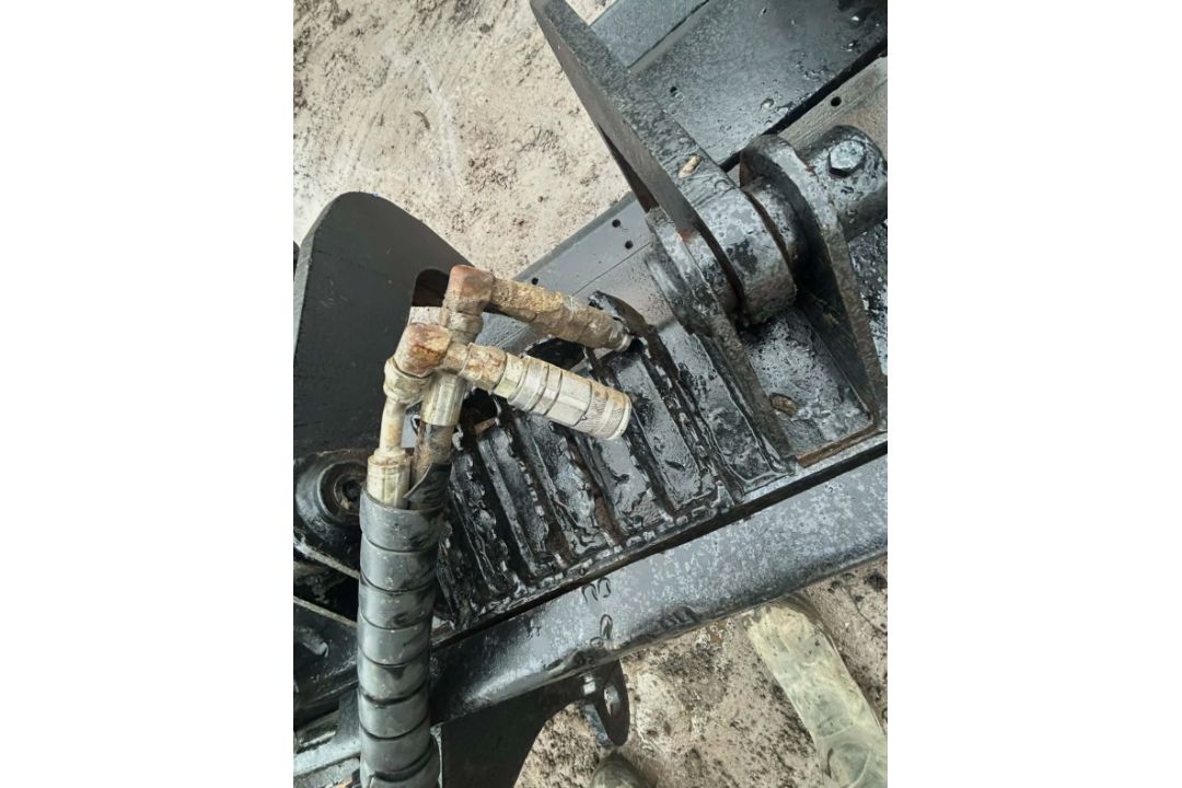 INDUSTRIAL BUCKET & GRAPPLE – TWIN GRAB SKID STEER / BOBCAT LOADER - Image 9 of 12