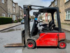 **(INCLUDES CHARGER)** 2013 LINDE E20PL-01 2.0T ELECTRIC FORKLIFT – TRIPLEX MAST