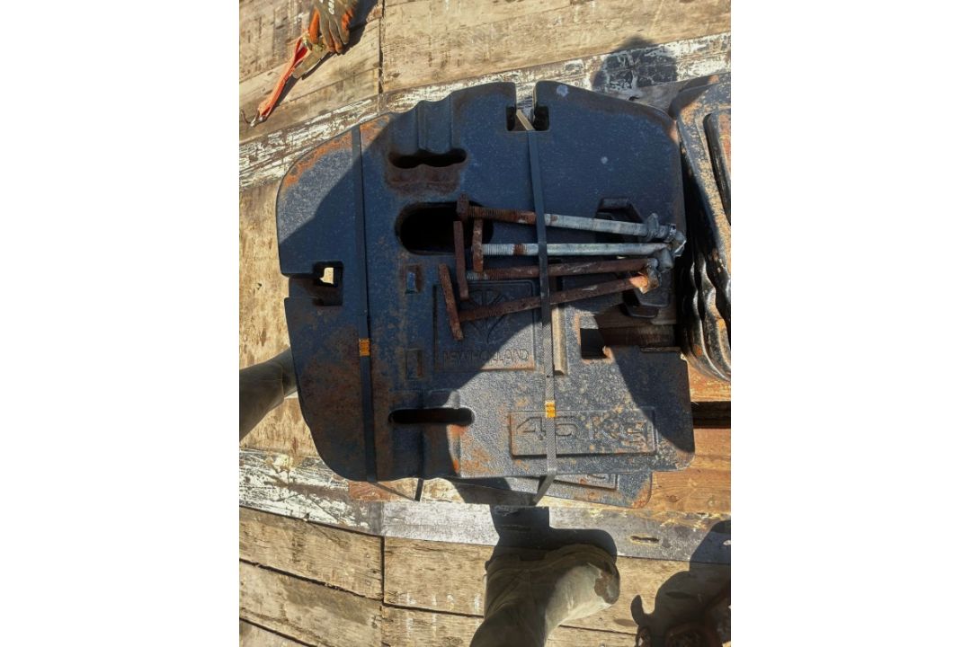 NEW HOLLAND FRONT TRACTOR WEIGHTS – 15 X 45KG - Image 2 of 3