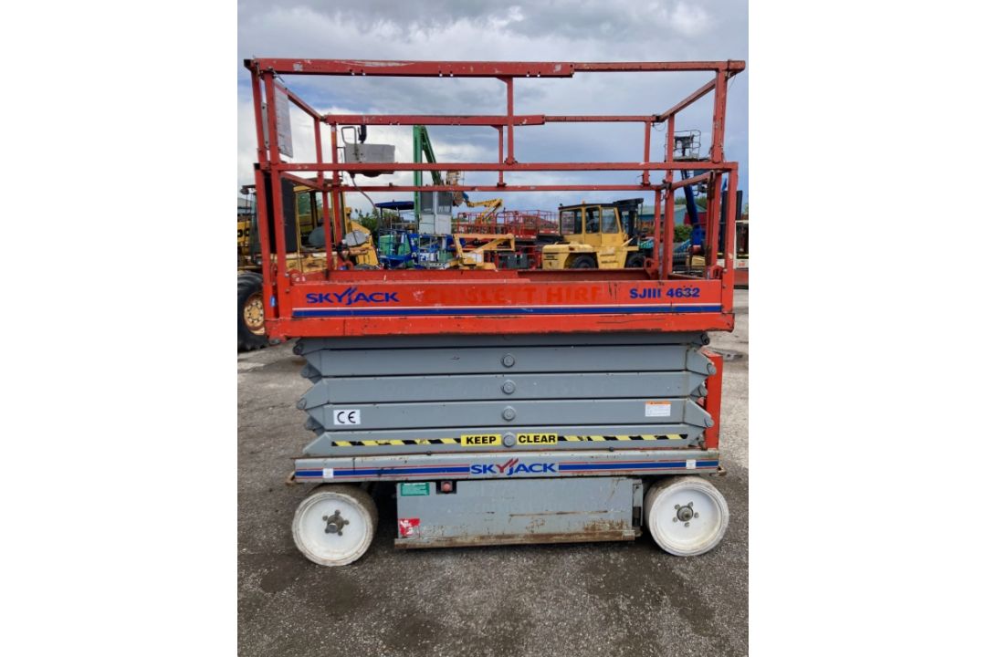 SKYJACK SJ4632 ELECTRIC SCISSOR LIFT ACCESS PLATFORM (317KG CAPACITY, 11.7M WORKING HEIGHT) - Image 1 of 10