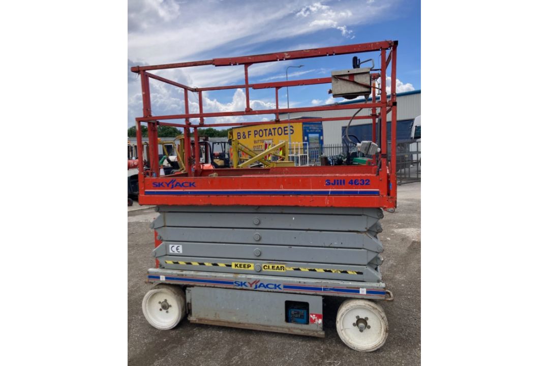SKYJACK SJ4632 ELECTRIC SCISSOR LIFT ACCESS PLATFORM (317KG CAPACITY, 11.7M WORKING HEIGHT) - Image 2 of 10