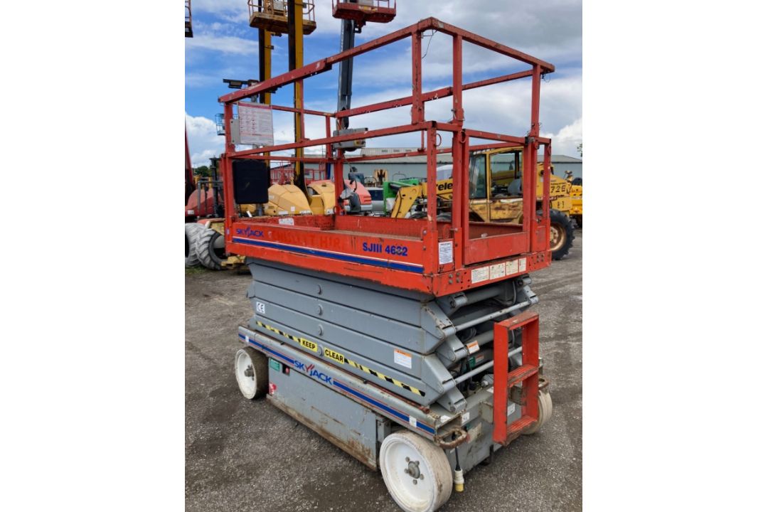 SKYJACK SJ4632 ELECTRIC SCISSOR LIFT ACCESS PLATFORM (317KG CAPACITY, 11.7M WORKING HEIGHT) - Image 6 of 10