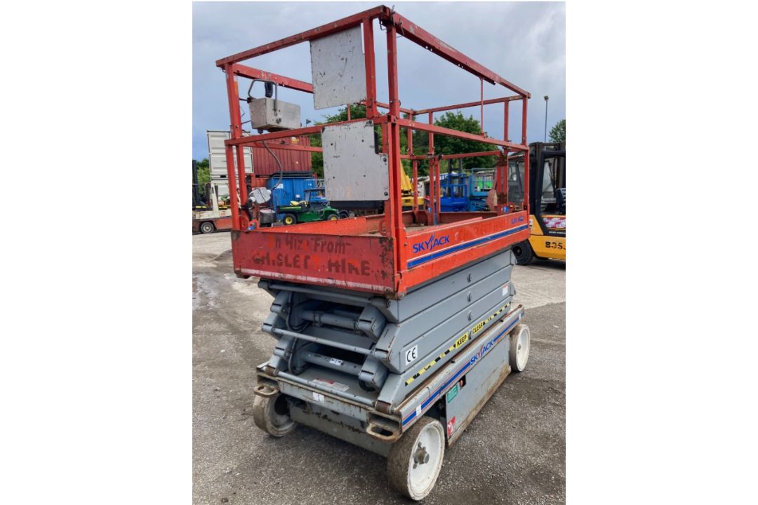 SKYJACK SJ4632 ELECTRIC SCISSOR LIFT ACCESS PLATFORM (317KG CAPACITY, 11.7M WORKING HEIGHT) - Image 5 of 10