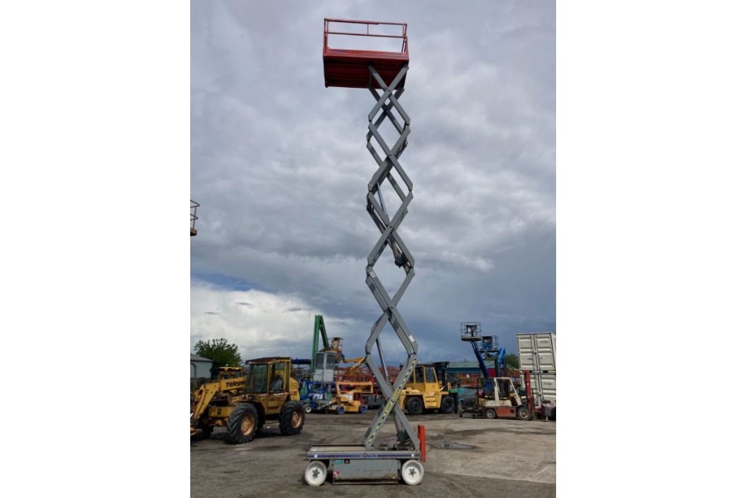 SKYJACK SJ4632 ELECTRIC SCISSOR LIFT ACCESS PLATFORM (317KG CAPACITY, 11.7M WORKING HEIGHT) - Image 9 of 10