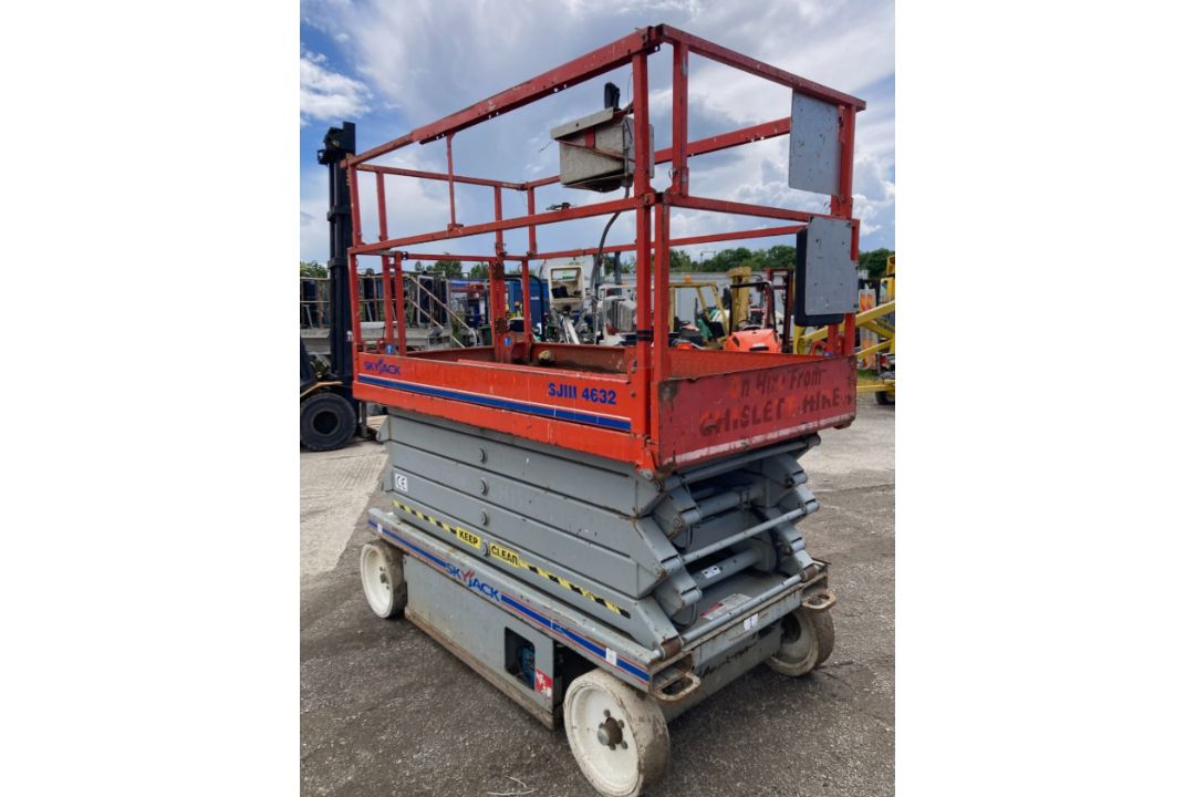 SKYJACK SJ4632 ELECTRIC SCISSOR LIFT ACCESS PLATFORM (317KG CAPACITY, 11.7M WORKING HEIGHT) - Image 3 of 10