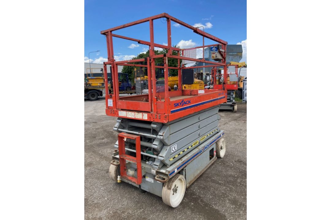 SKYJACK SJ4632 ELECTRIC SCISSOR LIFT ACCESS PLATFORM (317KG CAPACITY, 11.7M WORKING HEIGHT) - Image 8 of 10