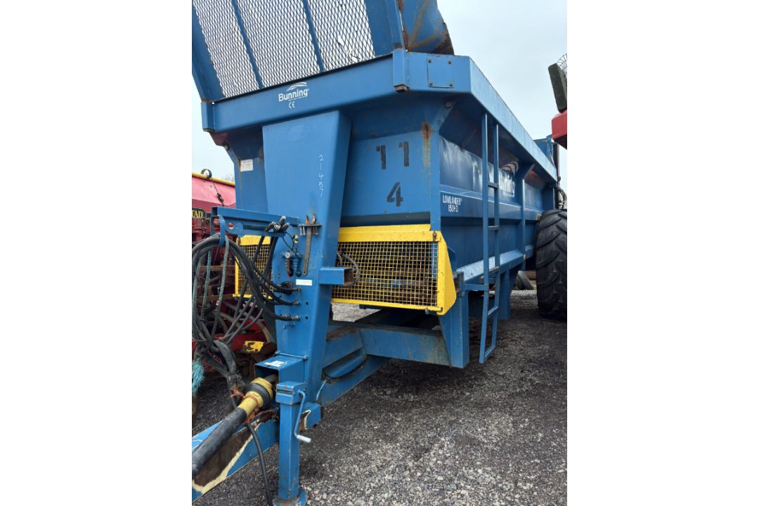 BUNNING LOWLANDER 150 DUNG SPREADER - Image 3 of 15