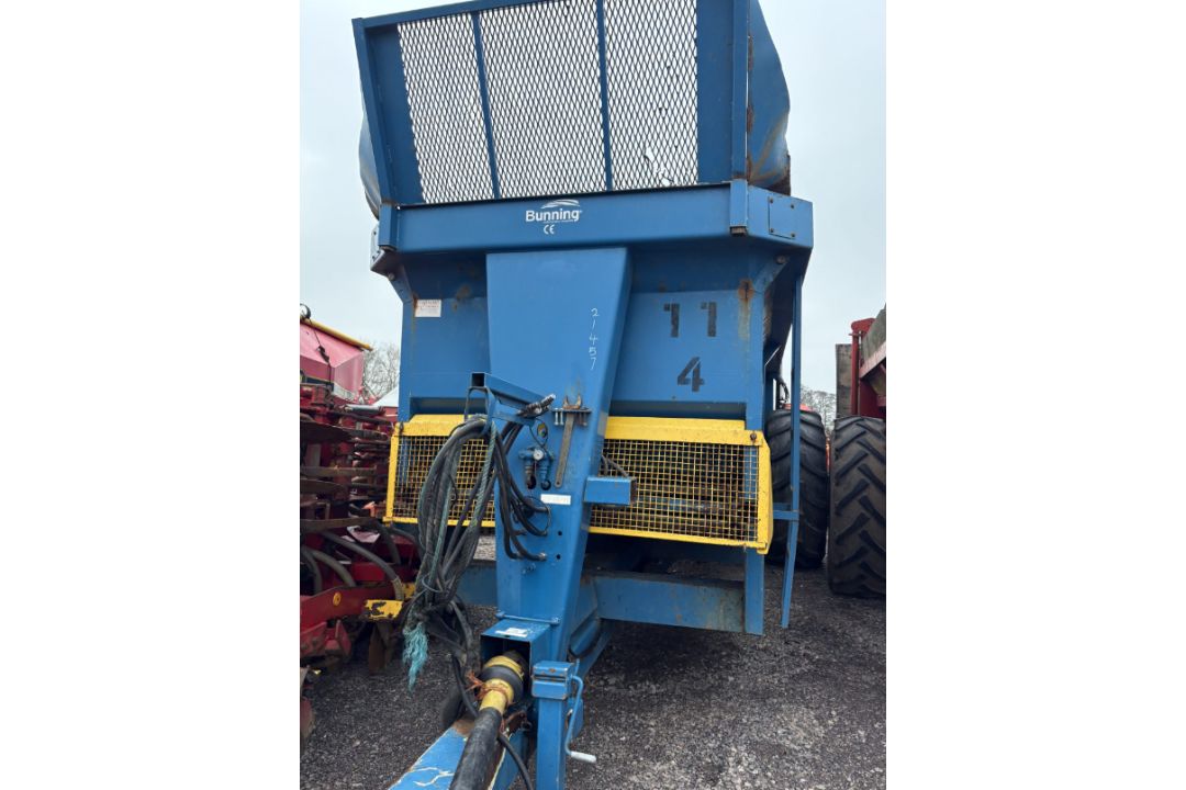 BUNNING LOWLANDER 150 DUNG SPREADER - Image 1 of 15