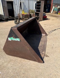 GRAIN BUCKET ON PIN & CONE