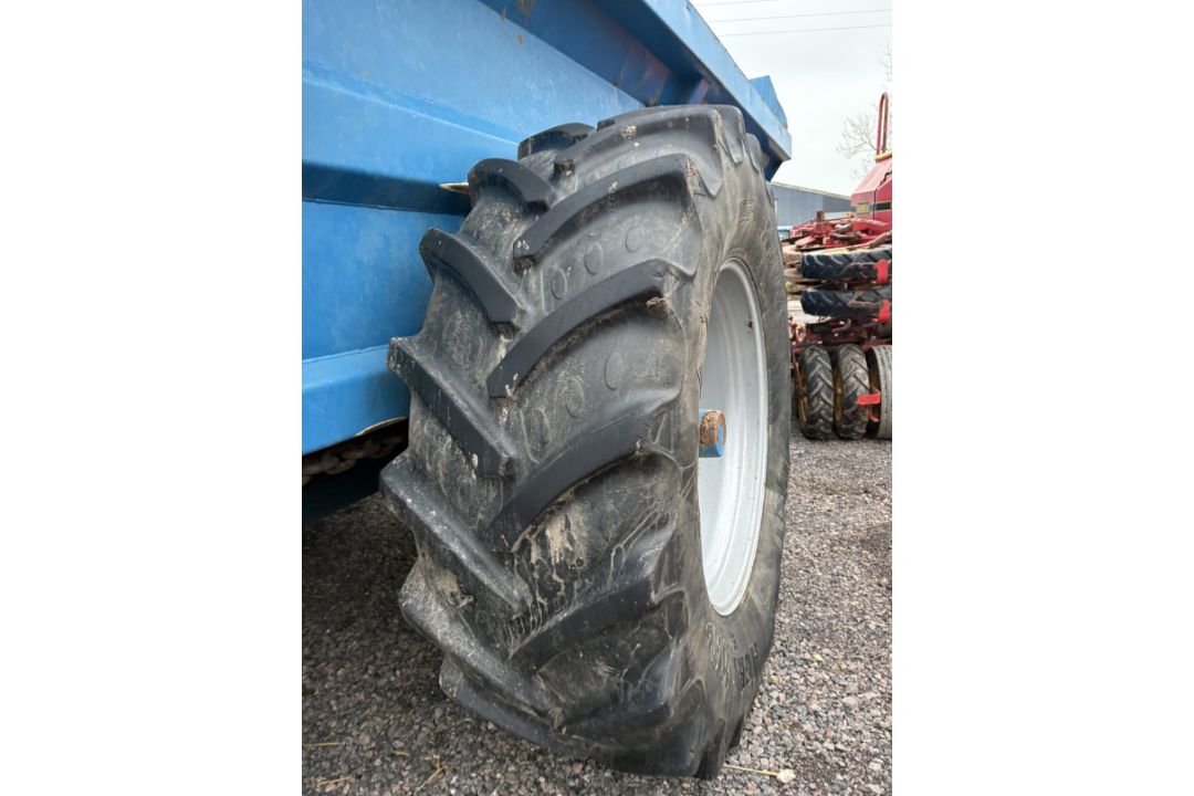 BUNNING LOWLANDER 150 DUNG SPREADER - Image 13 of 15