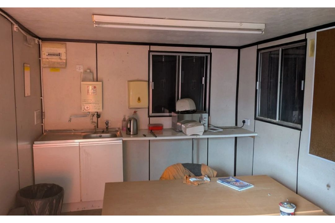 SHIPPING CONTAINER OFFICE WITH WELFARE FACILITIES - Image 2 of 11