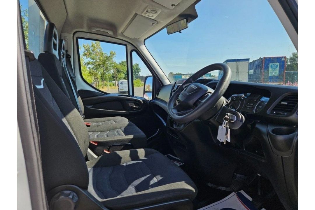 **(ONLY 107K MILEAGE)** 2021 IVECO DAILY 35C14B 2.3 DIESEL MANUAL CHASSIS CAB WHITE - Image 9 of 10