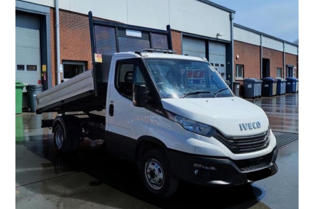 **(ONLY 26K MILEAGE)** 2023 IVECO DAILY 35C14B 2.3TD 134BHP MANUAL CHASSIS >>--NO VAT ON HAMMER--<< - Image 1 of 11