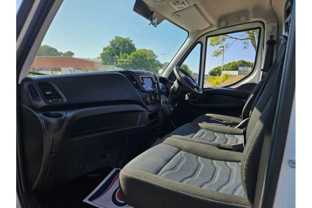 **(ONLY 107K MILEAGE)** 2021 IVECO DAILY 35C14B 2.3 DIESEL MANUAL CHASSIS CAB WHITE - Image 8 of 10