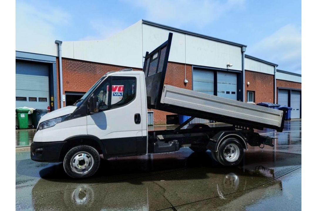 **(ONLY 26K MILEAGE)** 2023 IVECO DAILY 35C14B 2.3TD 134BHP MANUAL CHASSIS >>--NO VAT ON HAMMER--<< - Image 5 of 11