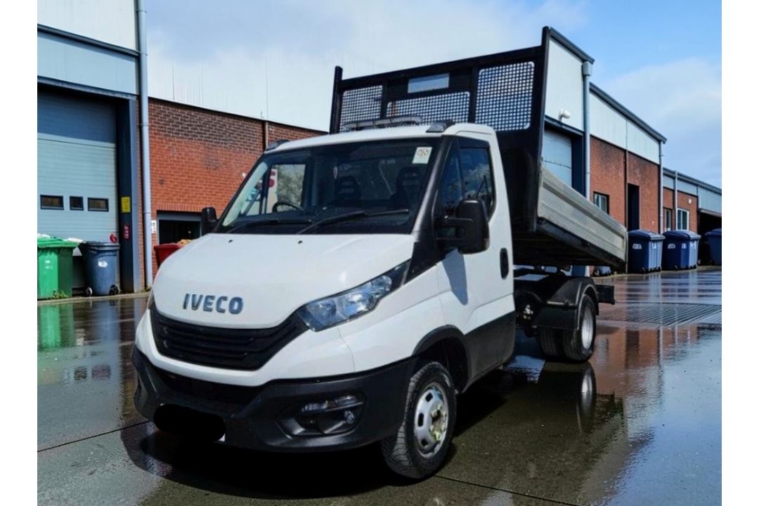 **(ONLY 26K MILEAGE)** 2023 IVECO DAILY 35C14B 2.3TD 134BHP MANUAL CHASSIS >>--NO VAT ON HAMMER--<< - Image 4 of 11