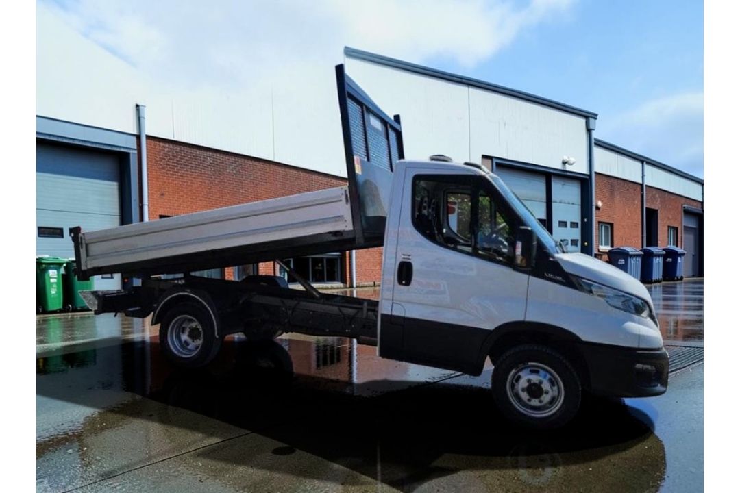 **(ONLY 26K MILEAGE)** 2023 IVECO DAILY 35C14B 2.3TD 134BHP MANUAL CHASSIS >>--NO VAT ON HAMMER--<< - Image 2 of 11