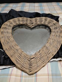 EX DISPLAY AND B &B ROOM ITEMS SOFT FURNISHINGS CANVAS MIRRORS ECT PALLET OF ITEMS