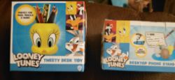 LOONEY TOONS PEN POTS AND PHONE HOLDERS ALSO DISNEY KEY RINGS FIGETS 50X UNITS