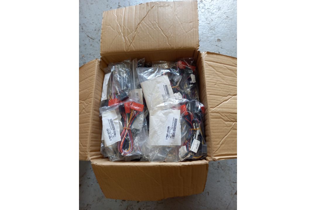JOB LOT OF NEW HYUNDAI NEMESIS FITTING KITS 24 WAY POWER + AUXILIARY CABLES - Image 2 of 5