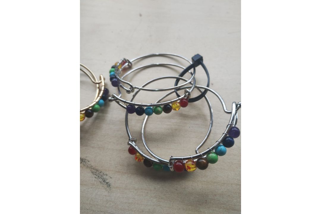 RAINBOW CRYSTAL GEMSTONE STAINLESS STEEL BANGLES - NEW - GOLD TONE AND SILVER - JOBLOT OF 16 - Image 6 of 6