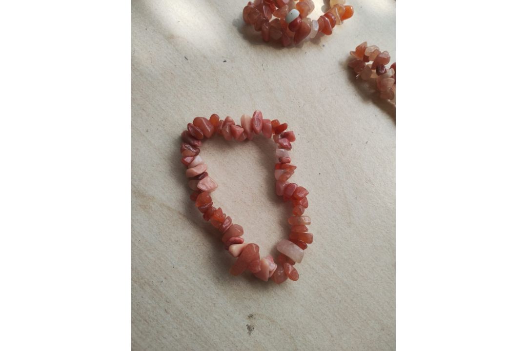RED ADVENTURINE GEMSTONE CHRYSTAL CHIP BRACELETS - NEW IN ORIGINAL PACKAGING - JOBLOT OF 41 - Image 2 of 3