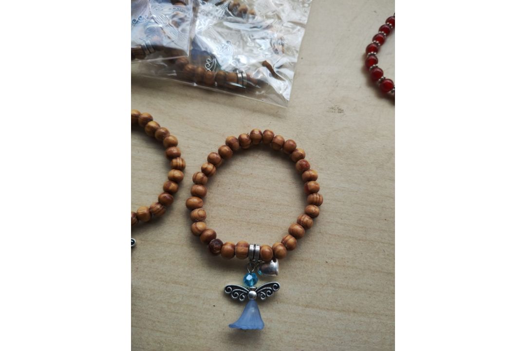 RED CATS EYES + WOODEN - ANGELS BALL CRYSTAL BRACELETS - NEW IN ORIGINAL PACKAGING - JOBLOT OF 12 - Image 4 of 4