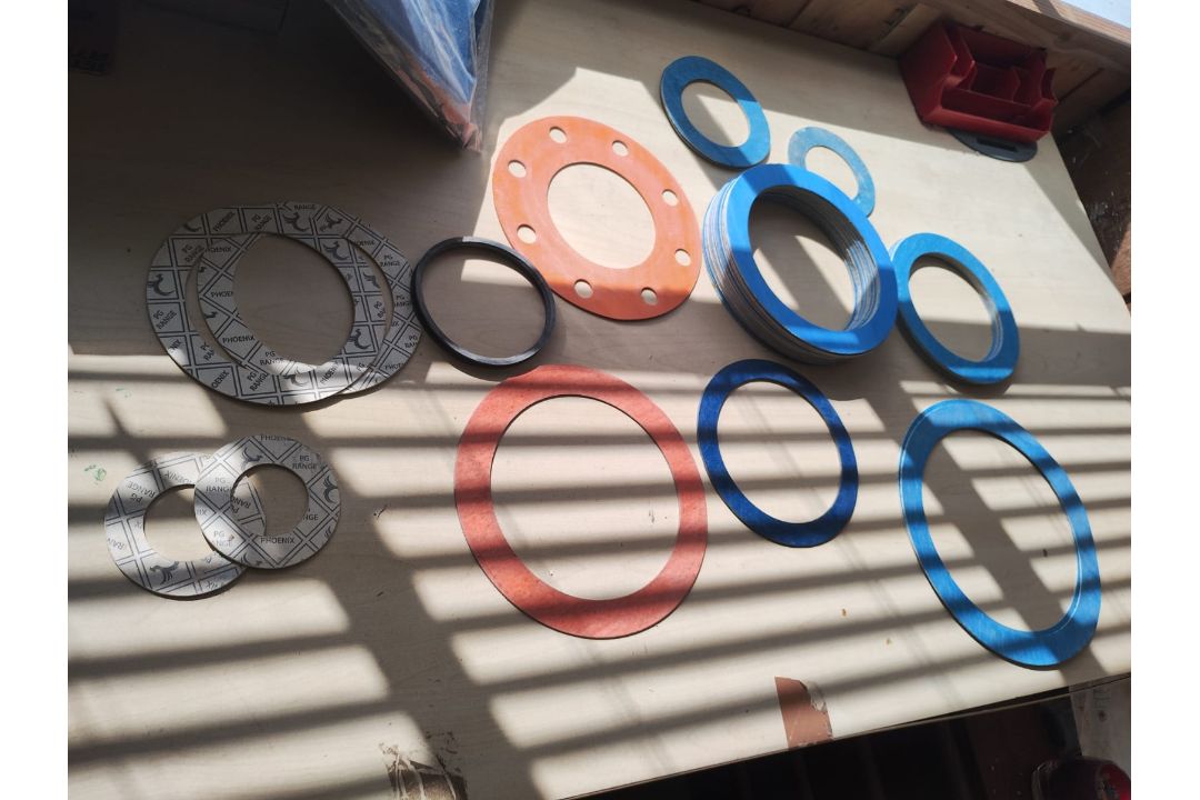 JOBLOT OF 41 - MIXED SIZE AND COLOUR ORINGS , GASKETS , SEALS - EVERYTHING YOU SEE - NEW - Image 6 of 6