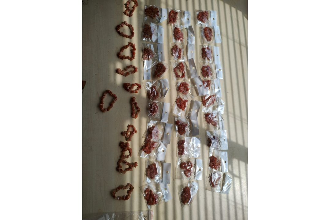 RED ADVENTURINE GEMSTONE CHRYSTAL CHIP BRACELETS - NEW IN ORIGINAL PACKAGING - JOBLOT OF 41 - Image 1 of 3