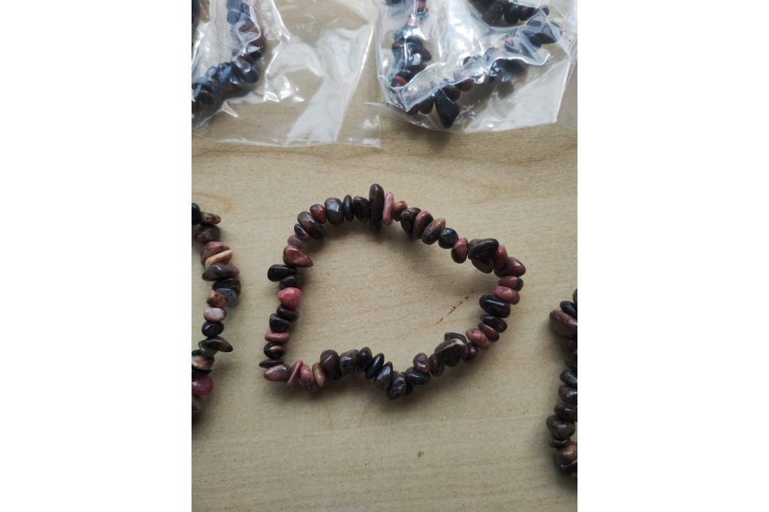 RHODONITE GEMSTONE CHRYSTAL CHIP BRACELETS - NEW IN ORIGINAL PACKAGING - JOBLOT OF 38 - Image 1 of 3