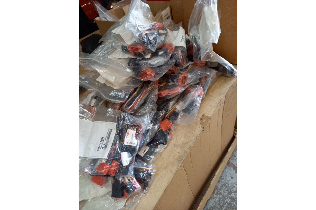 JOB LOT OF NEW HYUNDAI NEMESIS FITTING KITS 24 WAY POWER + AUXILIARY CABLES - Image 1 of 5