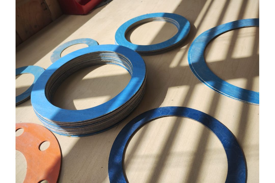 JOBLOT OF 41 - MIXED SIZE AND COLOUR ORINGS , GASKETS , SEALS - EVERYTHING YOU SEE - NEW - Image 1 of 6