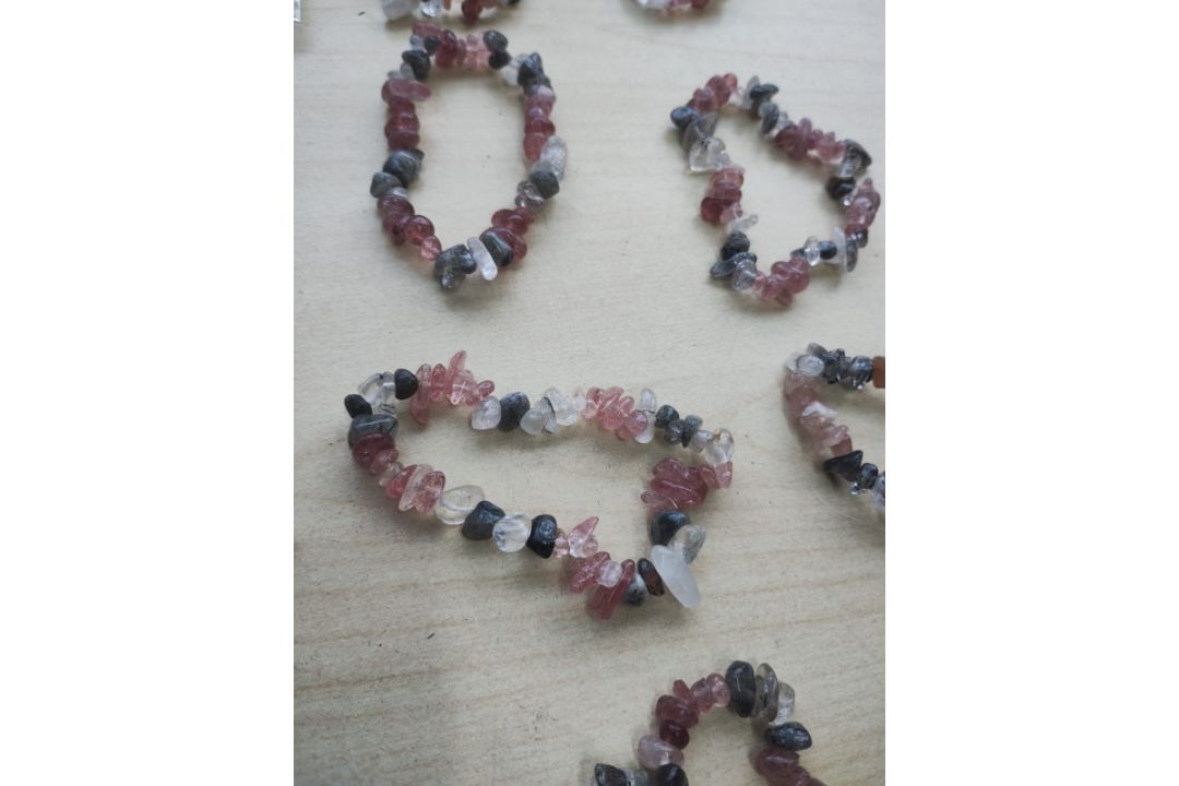 STRAWBERRY+ RUTILATED QUARTZ CRYSTAL CHIP BRACELET JOB LOT OF 11 - BRAND NEW - Image 1 of 2