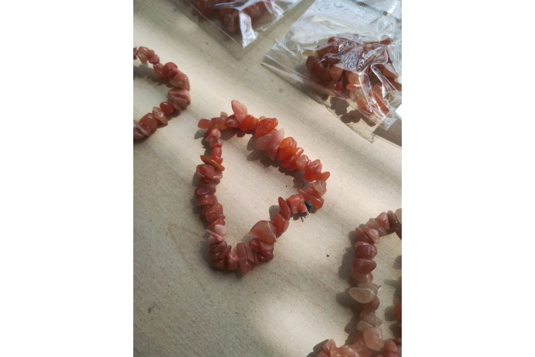 RED ADVENTURINE GEMSTONE CHRYSTAL CHIP BRACELETS - NEW IN ORIGINAL PACKAGING - JOBLOT OF 41 - Image 3 of 3