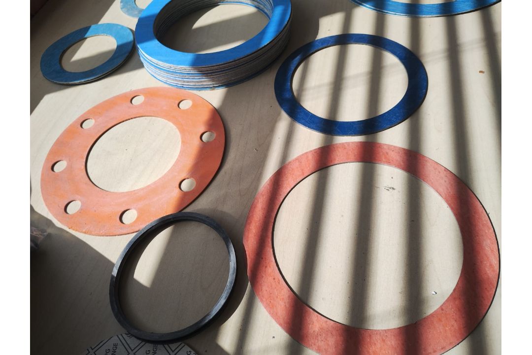 JOBLOT OF 41 - MIXED SIZE AND COLOUR ORINGS , GASKETS , SEALS - EVERYTHING YOU SEE - NEW - Image 2 of 6