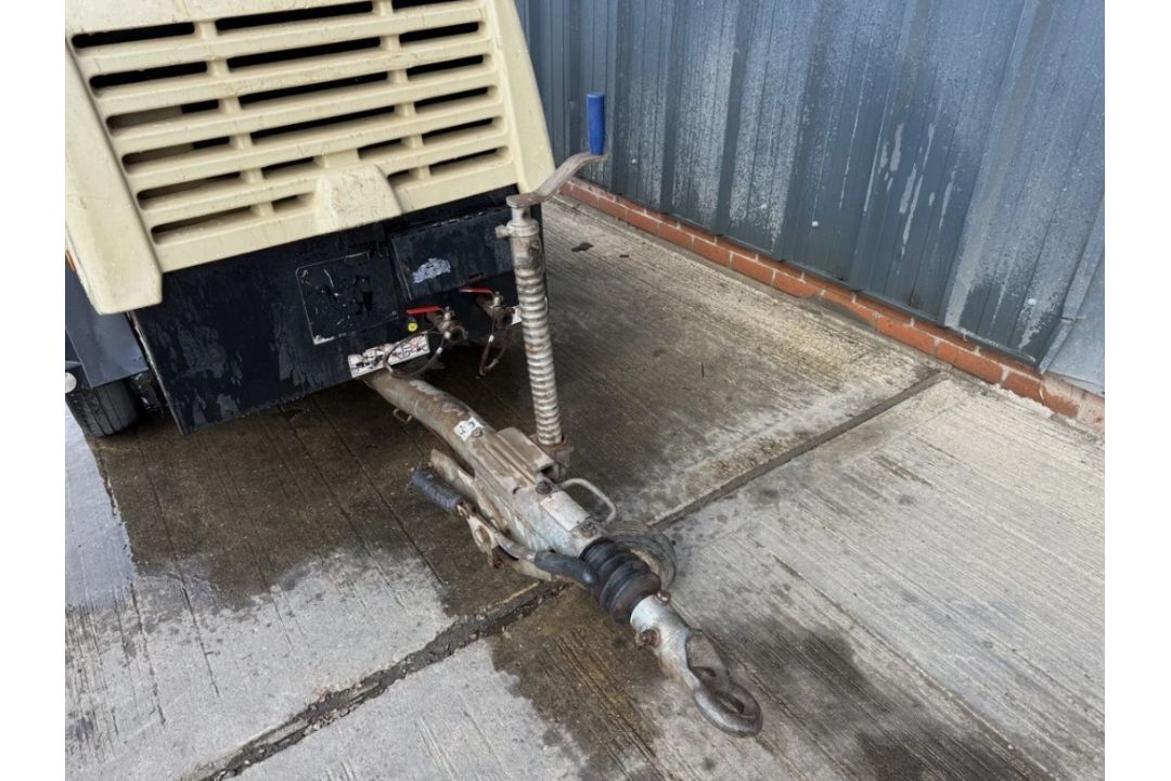 2015 DOOSAN 7/31+ ROAD TOWABLE COMPRESSOR – 2,336 HOURS – 3.0 M³/MIN - Image 3 of 7