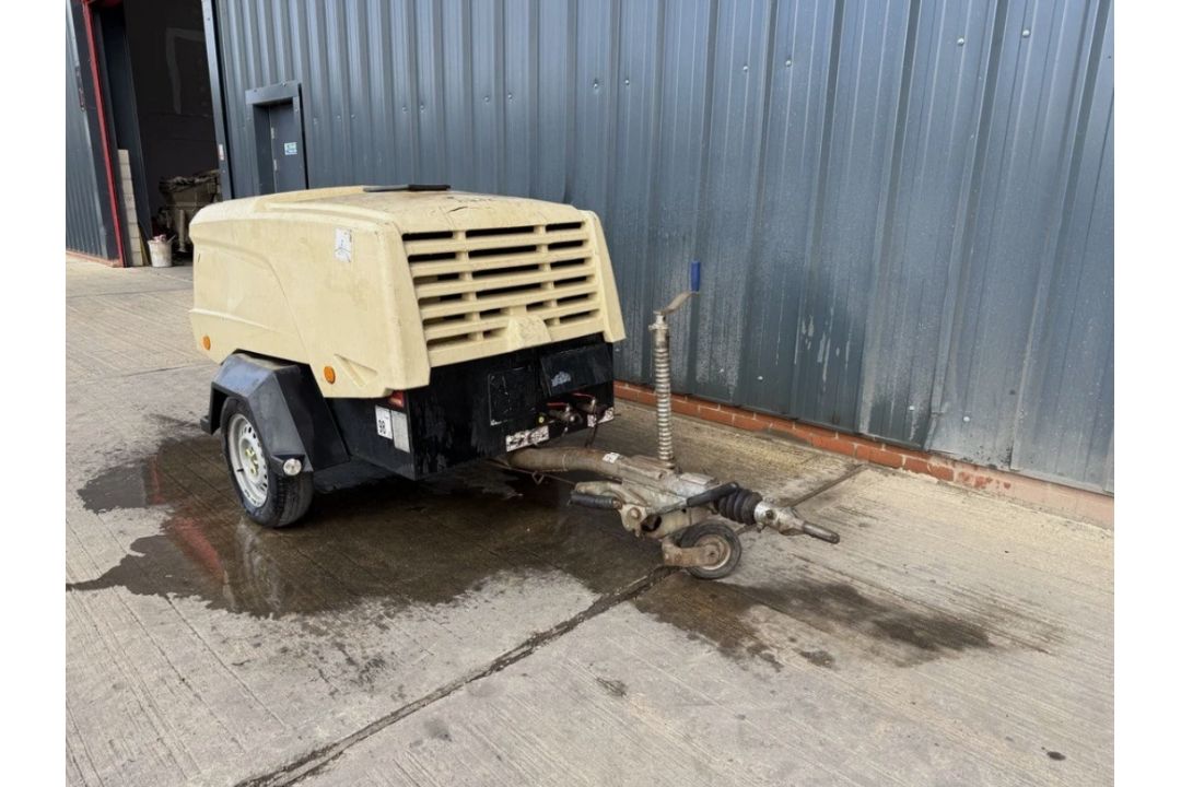 2015 DOOSAN 7/31+ ROAD TOWABLE COMPRESSOR – 2,336 HOURS – 3.0 M³/MIN - Image 1 of 7