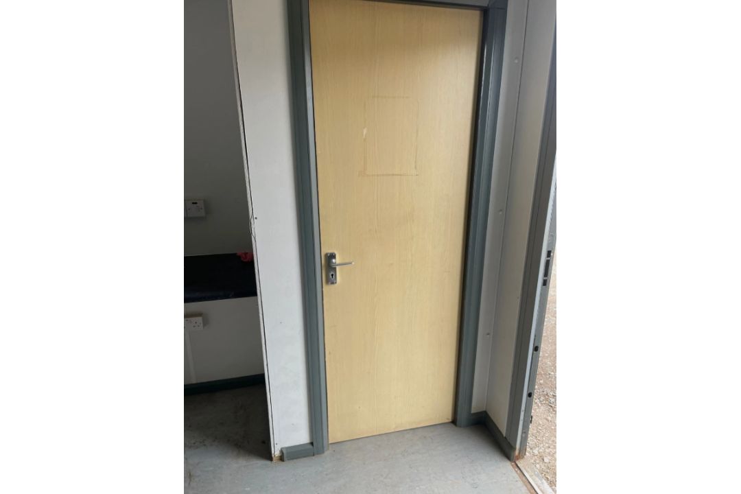 32FT X 10FT PORTABLE SITE OFFICE / WELFARE CABIN - Image 2 of 9