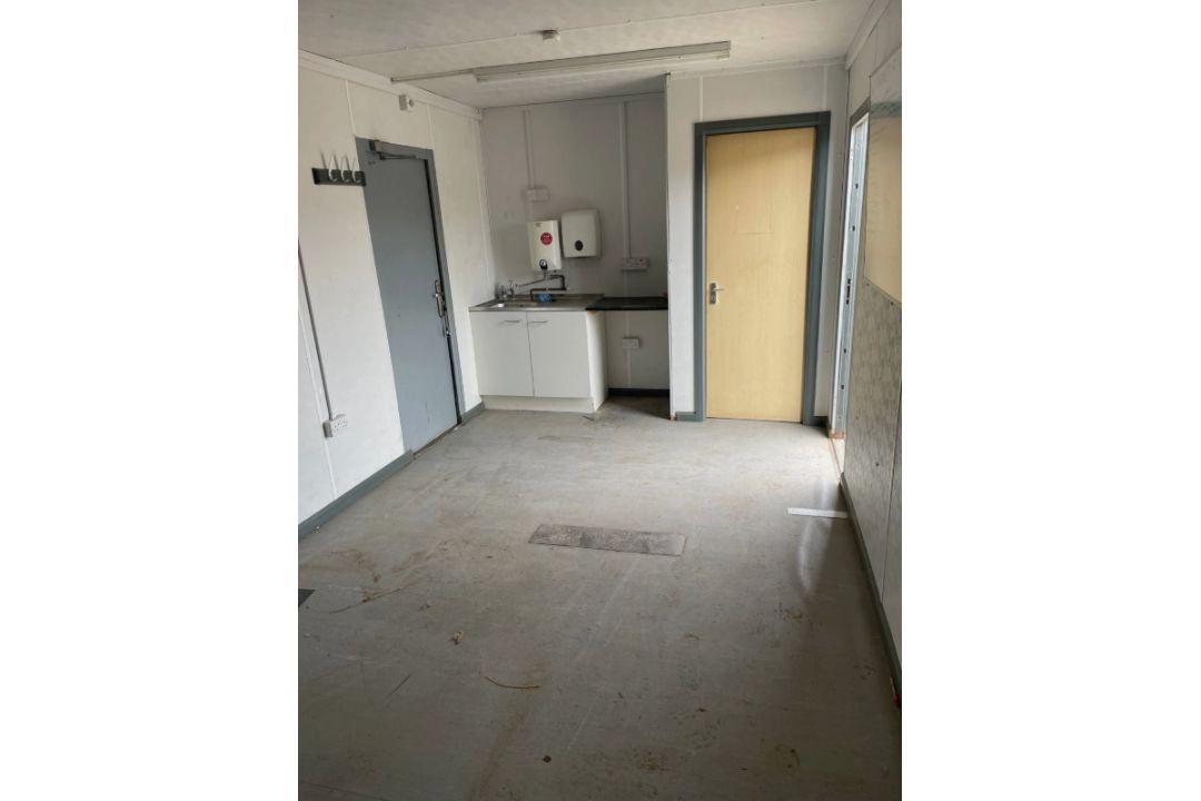 32FT X 10FT PORTABLE SITE OFFICE / WELFARE CABIN - Image 4 of 9