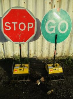 PIKE ROBOSIGN STOP/GO BOARDS – TRAFFIC LIGHTS – BATTERY POWERED