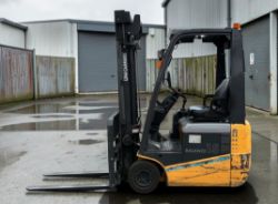 **(INCLUDES CHARGER)** 2014 UNICARRIERS AS1N1L15T ELECTRIC FORKLIFT
