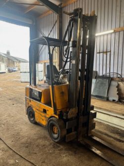 DIESEL FORKLIFT TRUCK