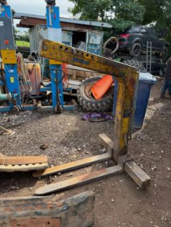 PROBST 2500KG ADJUSTABLE FLYING CRANE PALLET FORKS