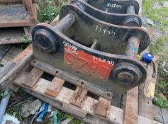 EXCAVATOR TOP HAT HITCH – 70MM PINS – FITS JCB, DOOSAN, HITACHI