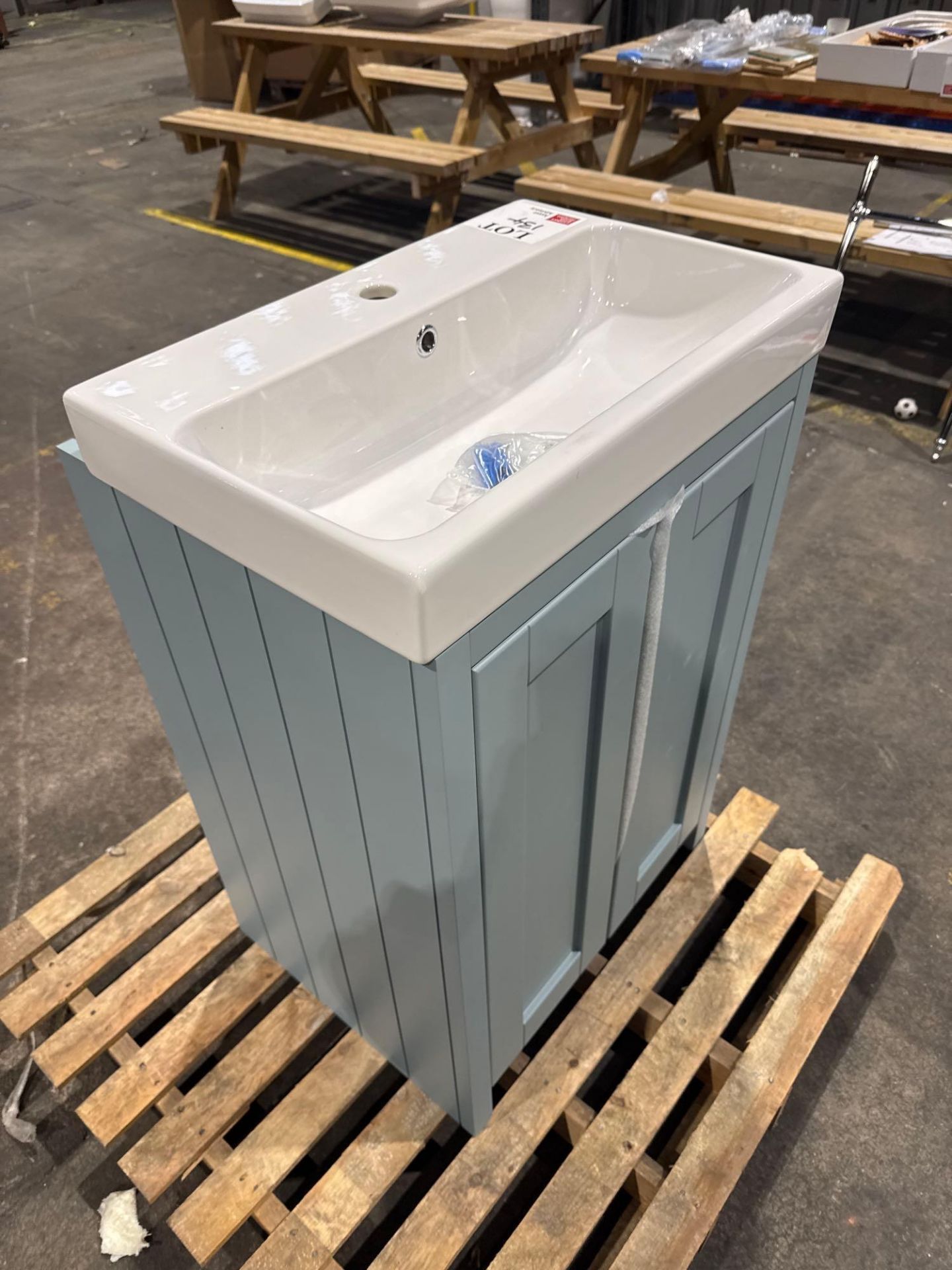 Bathroom unit with sink - Image 2 of 4